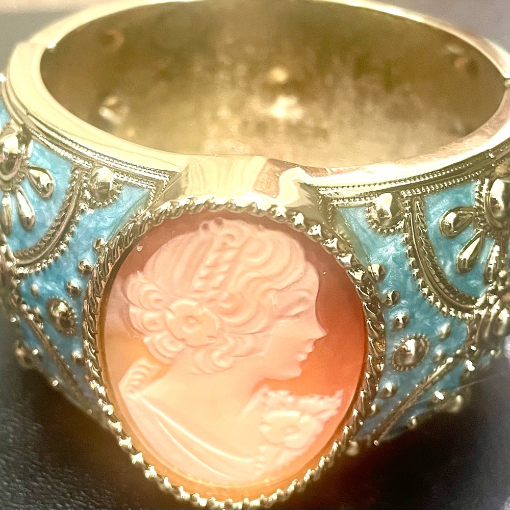 Amedeo Elegant Gold and Blue Cameo Cuff Bracelet